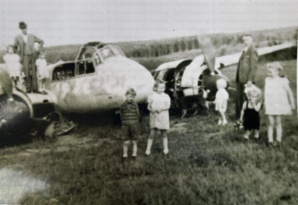 Junkers 88 C4 nach der Notlandung auf der Rinderwiese im "Alten Feld"